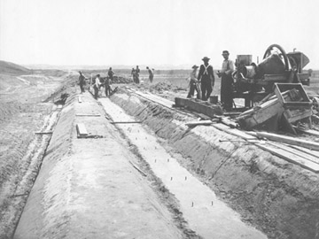 Ditch construction in 1907